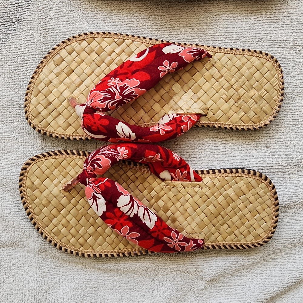 Hawaiian print straw slippers